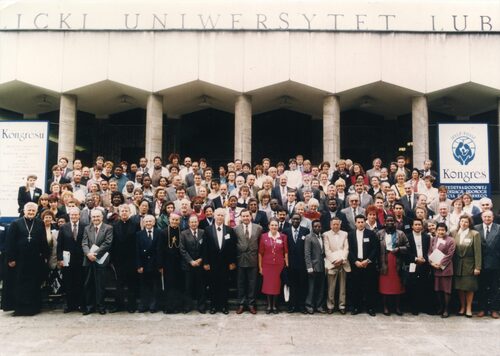 Uczestnicy VI Kongresu Międzynarodowej Federacji Promocji Życia Rodzinnego przed budynkiem Katolickiego Uniwersytetu Lubelskiego, Lublin 16-24 września 1994, (fot. z zasobu AIPN)