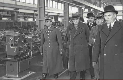 Wizyta prezydenta RP Ignacego Mościckiego (drugi z lewej) w jednym z zakładów COP, 1938 r. (fot. NAC)
