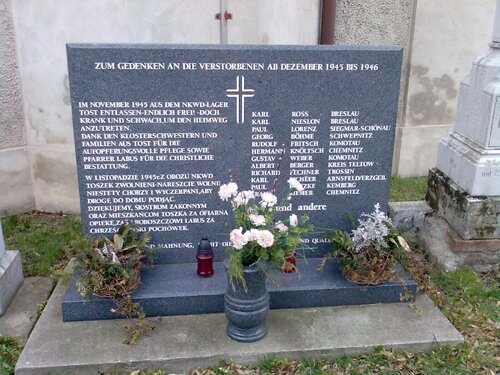 Toszek, tablica dziękczynna na cmentarzu parafialnym (fot. Wikipedia/CC BY-SA 3.0/Genek1000)