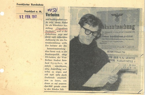 Fragment artykułu z „Frankfurter Rundschau” ze zdjęciem Reinharda Streckera przy wystawie, czytającego list z pogróżkami. Frankfurt am Main, 17 lutego 1961 r. (z zasobu AIPN)
