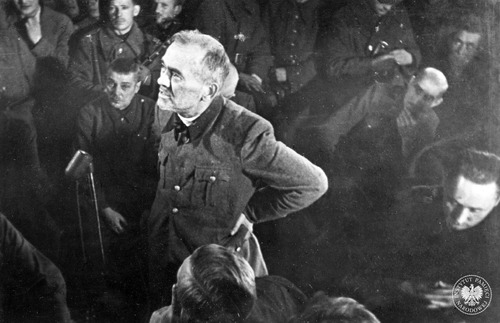 Proces członków załogi KL Lublin przed polskim Specjalnym Sądem Karnym w Lublinie. Na pierwszym planie zeznający na stojąco SS-Obersturmführer Anton Thernes, za nim pozostali współoskarżeni. Lublin, między 27 listopada a 2 grudnia 1944 roku