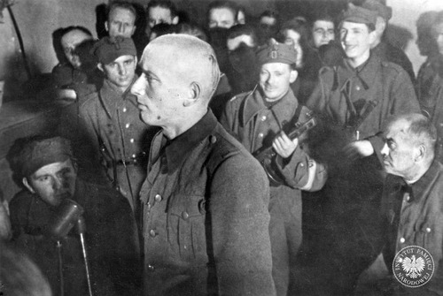 Proces członków załogi KL Lublin (Majdanek) przed polskim Specjalnym Sądem Karnym w Lublinie. Przed mikrofonem Wilhelm Gerstenmeier podczas składania zeznań. Po prawej siedzi bez nakrycia głowy kolejny oskarżony: zastępca kierownika Oddziału IV SS-Obersturmführer Anton Thernes. Lublin, między 27 XI a 2 XII 1944 r. (fot. z zasobu IPN)