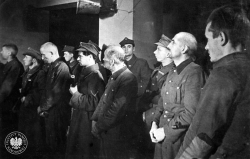 Ogłoszenie wyroku w procesie niemieckich członków załogi KL Lublin przed Specjalnym Sądem Karnym w Lublinie. Oskarżeni na stojąco wysłuchują wyroku sądu. Od lewej: Hermann Vögel, Wilhelm Gerstenmeier, Anton Thernes, Theodor Schöllen i Heinz Stalp. Lublin, 2 grudnia 1944 roku