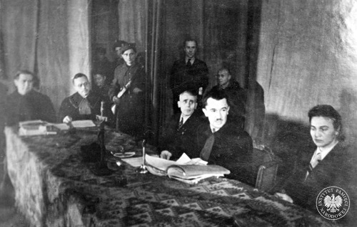 Skład sędziowski Specjalnego Sądu Karnego w Lublinie podczas procesu członków załogi KL Lublin. Od lewej: prok. Jerzy Sawicki, prok. Henryk Cieśluk, ławnik Tadeusz Dymowski, przewodniczący Bohdan Zembrzuski i ławnik Genowefa Nadulska. Lublin, między 27 a 2 XII 1944 r. (fot. z zasobu IPN)