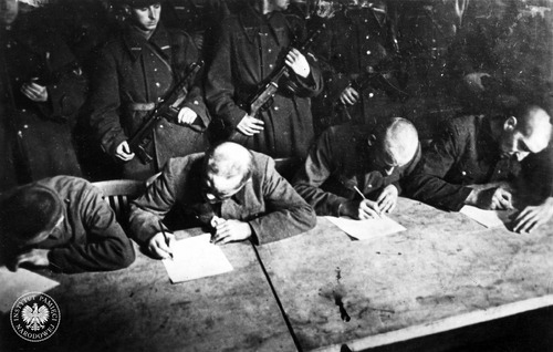 Ostatni dzień procesu niemieckich członków załogi KL Lublin przed Specjalnym Sądem Karnym w Lublinie. Skazani na karę śmierci piszą prośby o ułaskawienie. Od lewej: Hermann Vögel, Anton Thernes, Wilhelm Gerstenmeier, Theodor Schöllen. Lublin, 2 XII 1944 r. (fot. z zasobu IPN)