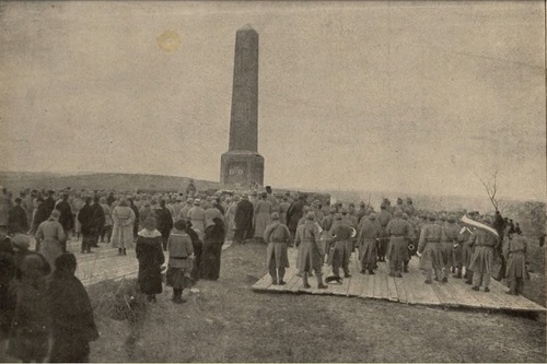 Uroczystości odsłonięcia pamiątkowego obelisku na wzgórzu Kaim, grudzień 1915 r. Fot. „Nowości Illustrowane”