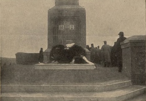 Uroczystości odsłonięcia pamiątkowego obelisku na wzgórzu Kaim, grudzień 1915 r. Fot. „Nowości Illustrowane”