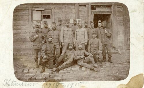 Żołnierze austro-węgierscy z 2. pułku piechoty Landwehry oraz z Landsturmu (pospolitego ruszenia) w Kocmyrzowie koło Krakowa, przełom 1914i 1915 r. Fot. ze zbiorów K. Pięciaka