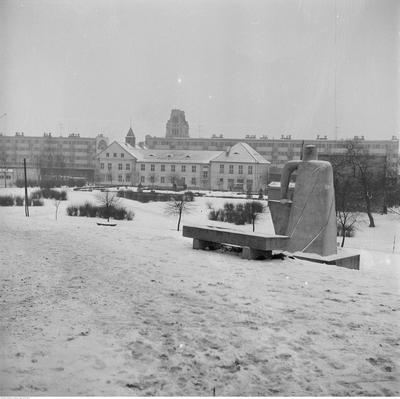 Widok na miasto od strony podnóża wzgórza zamkowego. Na pierwszym planie tyłem pomnik króla Władysława Jagiełły. Lata 70. XX w. (fot. NAC)