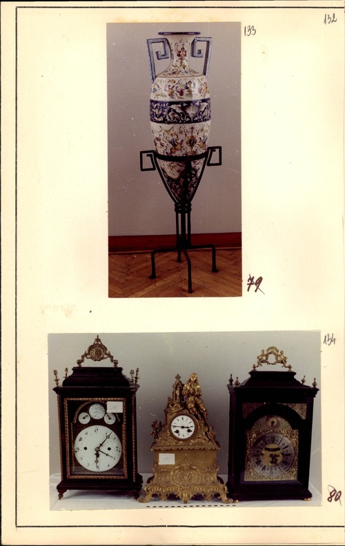 Amfora majolikowa i zegary kominkowe zakwestionowane w sprawie Witolda Mętlewicza (fot. z zasobu AIPN)