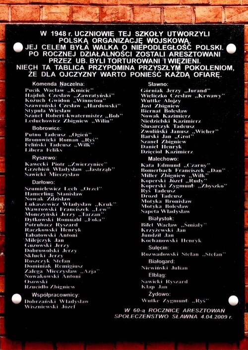 Tablica upamiętniająca Polską Organizację Wojskową, odsłonięta na fasadzie budynku liceum w Sławnie 4 kwietnia 2009 r. Zdjęcie pochodzi z kolekcji przekazanej do zasobu IPN przez p. Wiesława Stypułę (fot. z zasobu AIPN)