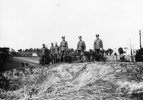 Grupa żołnierzy niemieckich nad lejem po bombie na terenie stacji nadawczej Polskiego Radia pod kopcem Kościuszki, najprawdopodobniej wrzesień 1939 r. Fot. z zasobu Archiwum IPN w Krakowie