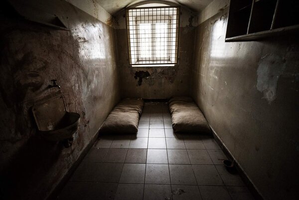 O torturach śledczych stosowanych przez cywilne i wojskowe organy bezpieczeństwa publicznego w pierwszej dekadzie Polski Ludowej