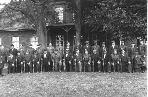 Kurs wartowników obiektów spółdzielczych PGR przy Powiatowej Komendzie ORMO w Człuchowie, 13 X 1949 r.(fot. z zasobów IPN)
