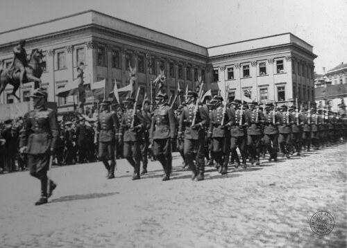 Kompania podchorążych zawodowych ze Szkoły Podchorążych Inżynierii defiluje przed pomnikiem księcia Józefa Poniatowskiego, usytuowanym przed gmachem Sztabu Głównego Wojska Polskiego, na placu Marszałka Józefa Piłsudskiego w Warszawie