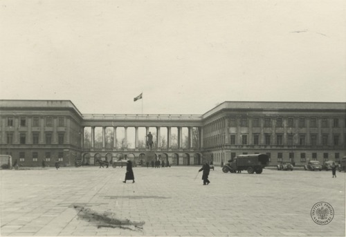 Pałac Saski w Warszawie w czasie okupacji. Zdjęcie wykonane 23 kwietnia 1941 roku