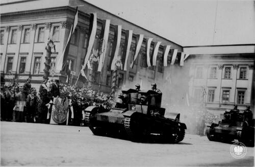 Defilada na placu Piłsudskiego w uroczystość święta 3 Maja w Warszawie w 1934 roku. Na trybunie honorowej stoją: Prezydent RP Ignacy Mościcki i generał Felicjan Sławoj Składkowski. Przed trybuną przejeżdżają lekkie czołgi Vickers Mk.E.