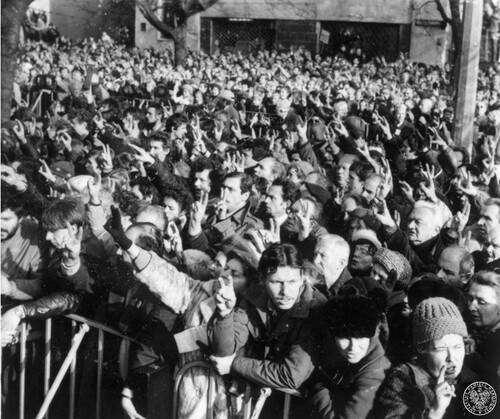 Funeral of Father Jerzy, November 3, 1984, in the courtyard of the church of St. Stanisław Kostka in Warsaw, a crowd of people with their arms raised in a gesture of victory, photo from the archives of the Institute of National Remembrance