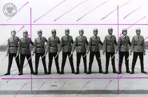 Milicjanci w kordonie zwartym, wiązanym za pasy, po usłyszeniu komendy „Pałki w dłoń!” (fot. z zasobu IPN)