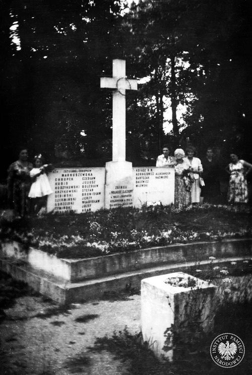 Grób żołnierzy Armii Krajowej na cmentarzu parafialnym w Pułtusku, w którym po ekshumacji pochowano Bolesława Nodzykowskiego. Stan sprzed 1989 roku