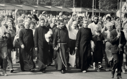 Procesja i manifestacja mieszkańców Stalowej Woli podczas strajku w Hucie Stalowa Wola w sierpniu 1988 r. Wśród księży na czele pochodu pierwszy z lewej ks. prob. Edward Frankowski (fot. z zasobu IPN)