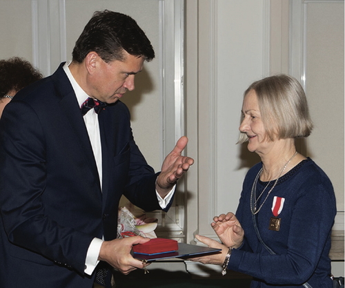 Ewa Kuberna odbiera nagrodę Świadek Historii z rąk dyrektora oddziału IPN w Rzeszowie Dariusza Iwaneczki