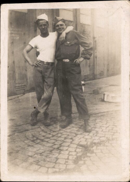 Jan Przybyła (pierwszy z prawej), Amerykanin polskiego pochodzenia, szef polowej piekarni, Würzburg (Bawaria), 1945 rok