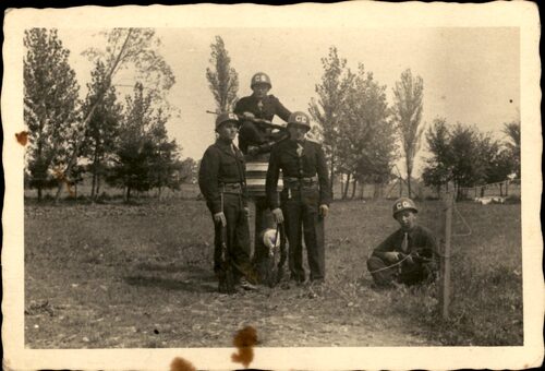 Jan Korytko (pierwszy z lewej) w okresie służby w kompanii wartowniczej, Bad Aibling (Bawaria), 1946 rok