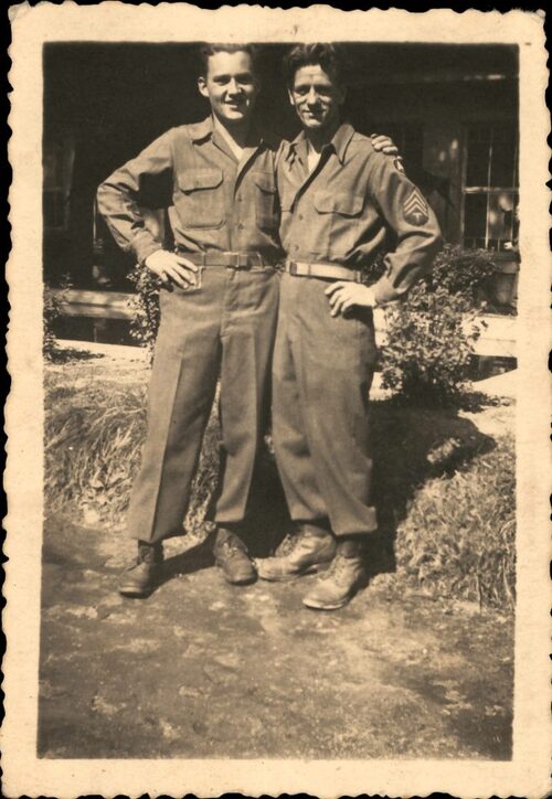 Piotr Przybyła (od prawej) z polskim kolegą, Würzburg (Bawaria), 1945 rok