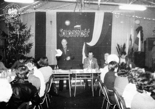 Zebranie członków Solidarności w Zakładach Porcelany Ćmielów. Prezydium. Prawdopodobnie grudzień-styczeń 1980/1981