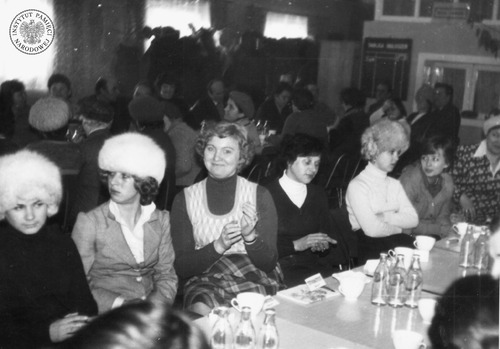 Zebranie członków Solidarności w Zakładach Porcelany Ćmielów. Widok na salę. Prawdopodobnie grudzień-styczeń 1980/1981