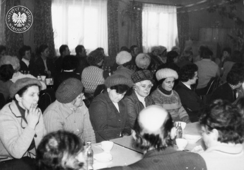 Zebranie członków Solidarności w Zakładach Porcelany Ćmielów. Widok na salę. Prawdopodobnie grudzień-styczeń 1980/1981