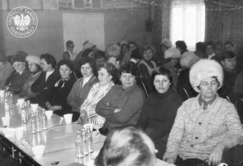 Zebranie członków Solidarności w Zakładach Porcelany Ćmielów. Widok na salę. Prawdopodobnie grudzień-styczeń 1980/1981