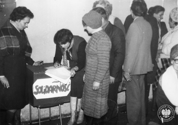 Niezależny związek w obiektywie. Zdjęcia z zebrania „Solidarności” w Zakładach Porcelany „Ćmielów”