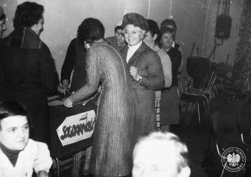 Zebranie członków Solidarności w Zakładach Porcelany Ćmielów. Głosowanie. Prawdopodobnie grudzień-styczeń 1980/1981