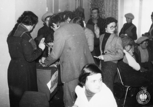 Zebranie członków Solidarności w Zakładach Porcelany Ćmielów. Głosowanie. Prawdopodobnie grudzień-styczeń 1980/1981