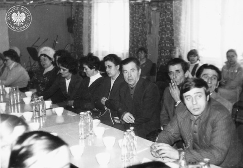 Zebranie członków Solidarności w Zakładach Porcelany Ćmielów. Widok na salę. Prawdopodobnie grudzień-styczeń 1980/1981 (fot. z zasobu IPN)