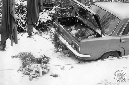 Instalacja Jerzego Kaliny pod tytułem Pojazd betlejemski przy kościele świętego Stanisława Kostki, w którym od lutego 1982 roku. ksiądz Jerzy Popiełuszko odprawiał słynne msze za Ojczyznę. Na zdjęciu widoczne kwiaty i znicze, które warszawiacy przynosili na znak pamięci o niedawnej męczeńskiej śmierci księdza. Warszawa, grudzień 1984 roku