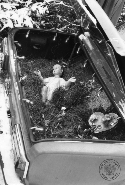 Instalacja artystyczna pt. Pojazd betlejemski autorstwa Jerzego Kaliny, postawiona przy kościele świętego Stanisława Kostki w Warszawie w grudniu 1984 roku, dwa miesiące po zamordowaniu księdza Jerzego Popiełuszki przez funkcjonariuszy Służby Bezpieczeństwa. Umieszczenie Dzieciątka Jezus w bagażniku fiata 125p nawiązywało do tragicznych okoliczności śmierci księdza
