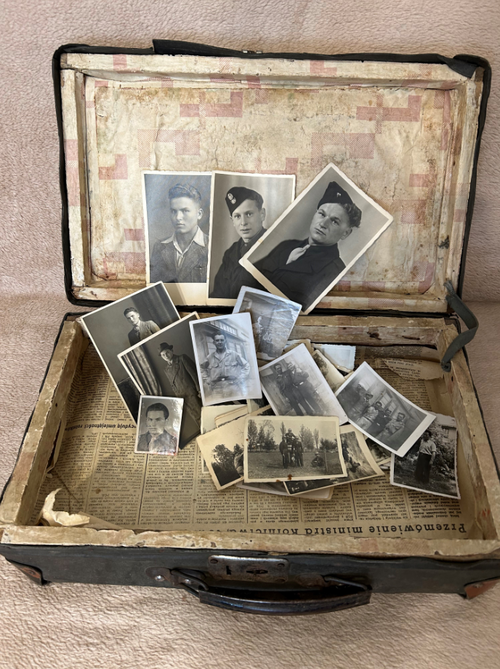 Fotografie Jana Korytki dotyczące okresu służby w Polskich Oddziałach Wartowniczych przy armii amerykańskiej w Niemczech, przekazane do zasobu archiwalnego IPN w ramach projektu Archiwum Pełne Pamięci, 2 IV 2024 r., Namysłów (fot. Joanna Dardzińska, IPN)