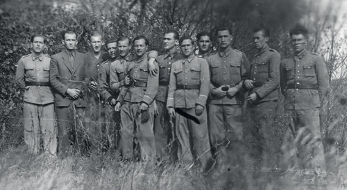 Kompania słuchaczy Wyższej Szkoły Oficerskiej im. Feliksa Dzierżyńskiego w Legionowie pozuje do zdjęcia w terenie. Fot. z zasobu AIPN