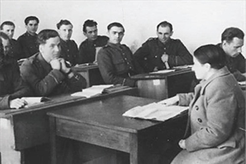 Słuchacze szkoły w Legionowie. Fot. z zasobu AIPN