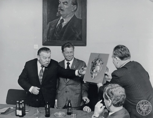 Przedstawiciele sowieckich organów bezpieczeństwa z wizytą w WSO im. Feliksa Dzierżyńskiego w Legionowie, 1974 r. Fot. z zasobu AIPN