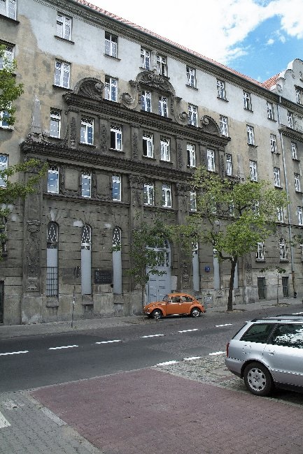 Pierwsza siedziba Resortu Bezpieczeństwa Publicznego (1944–1945), a następnie Wojewódzkiego Urzędu Bezpieczeństwa Publicznego, Warszawa, ul. Sierakowskiego 7 (slady.ipn.gov.pl)