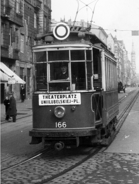 Tramwaj typu A linii "O" przeznaczonej tylko dla Niemców, kursującej na trasie pl. Teatralny - pl. Unii Lubelskiej, jadący na ul. Marszałkowskiej, 1942 r. (fot. ze zbiorów NAC)