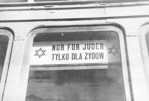 Tramwaj przeznaczony tylko dla Żydów, 1941-1942 r. (fot. ze zbiorów NAC)