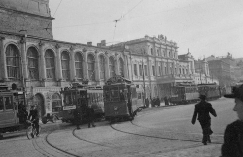 Tramwaje przy Krakowskim Przedmieściu, 1940 r. (fot. ze zbiorów NAC)
