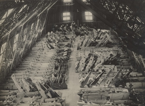 Wypełnione płatowcami wnętrze hali sterowcowej w podpoznańskich Winiarach (fot. ze zbiorów Biblioteki Narodowej)