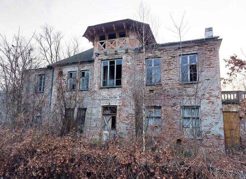 Ruiny szpitala powiatowego w Grodzisku Mazowieckim. W tym budynku 3 stycznia 1945 r. zmarł Ferdynand Ossendowski, 2024. Fot. P. Zielony