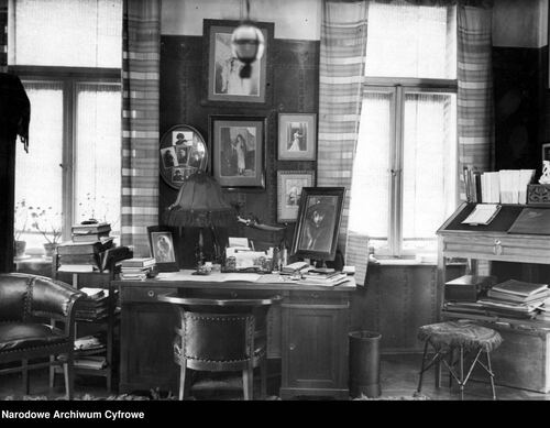 Fragment wnętrza mieszkania Ferdynanda Ossendowskiego. Zdjęcie przedstawia gabinet pisarza. B.d., autor nieznany. Narodowe Archiwum Cyfrowe